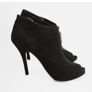 🔥 Y2K vintage GUESS moment 🔥 8.5
Black suede peep-toe booties gold zipper